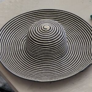 Daniele Meucci Women's Black & White Italian‎ Floppy Sun Hat L